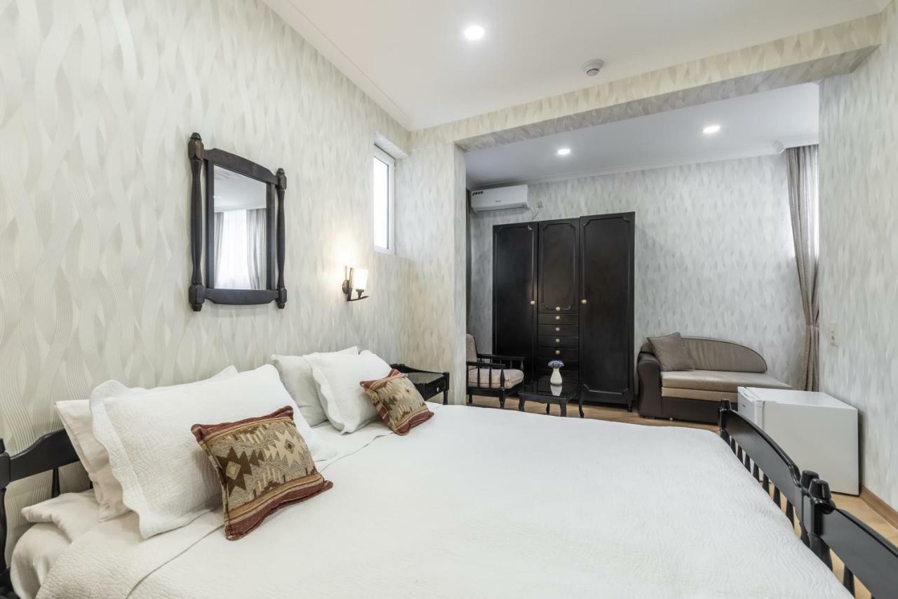Q&B House Hotel Тбилиси Екстериор снимка