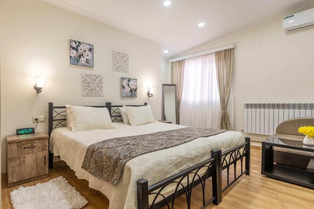 Q&B House Hotel Тбилиси Екстериор снимка