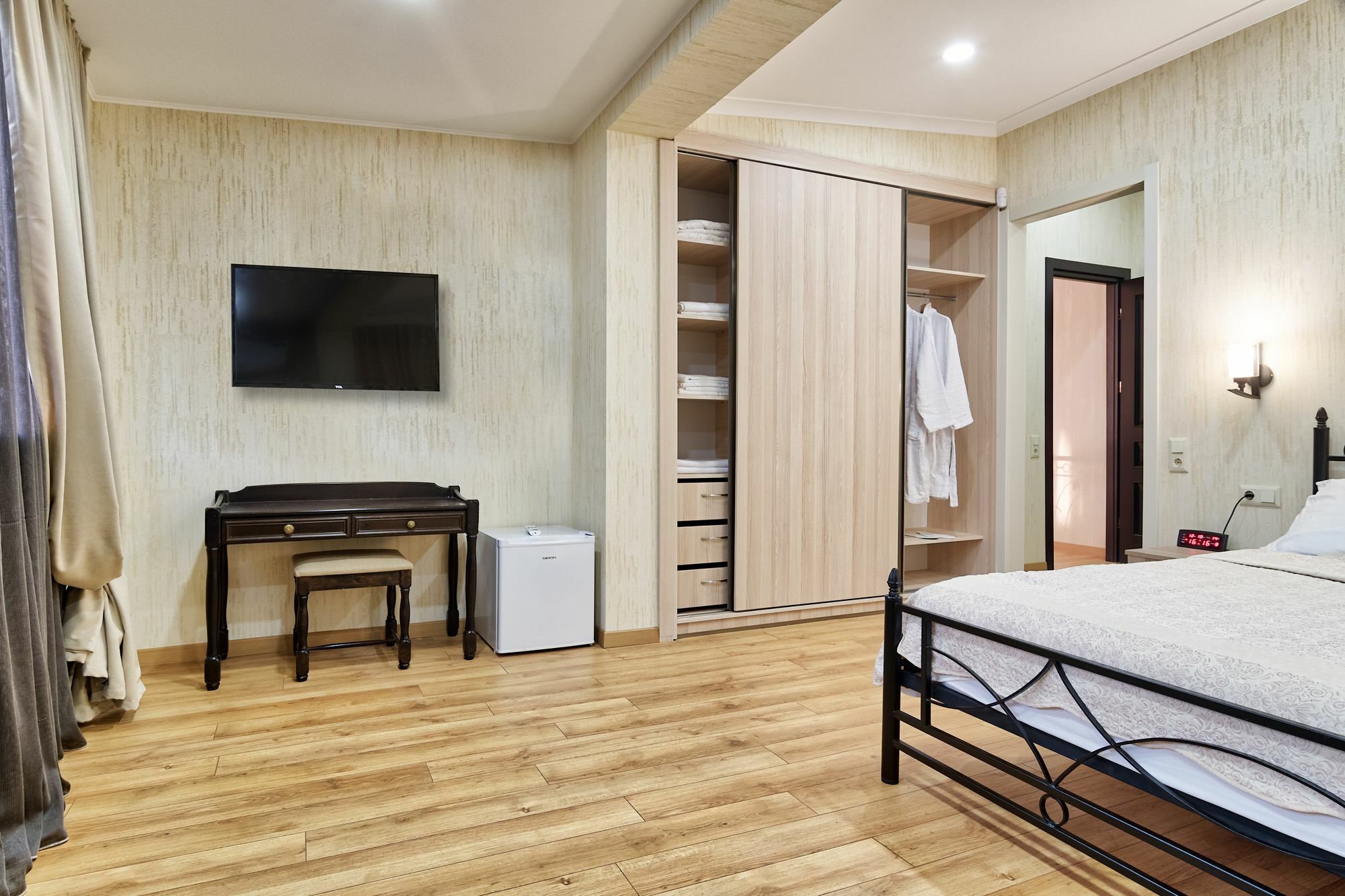 Q&B House Hotel Тбилиси Екстериор снимка