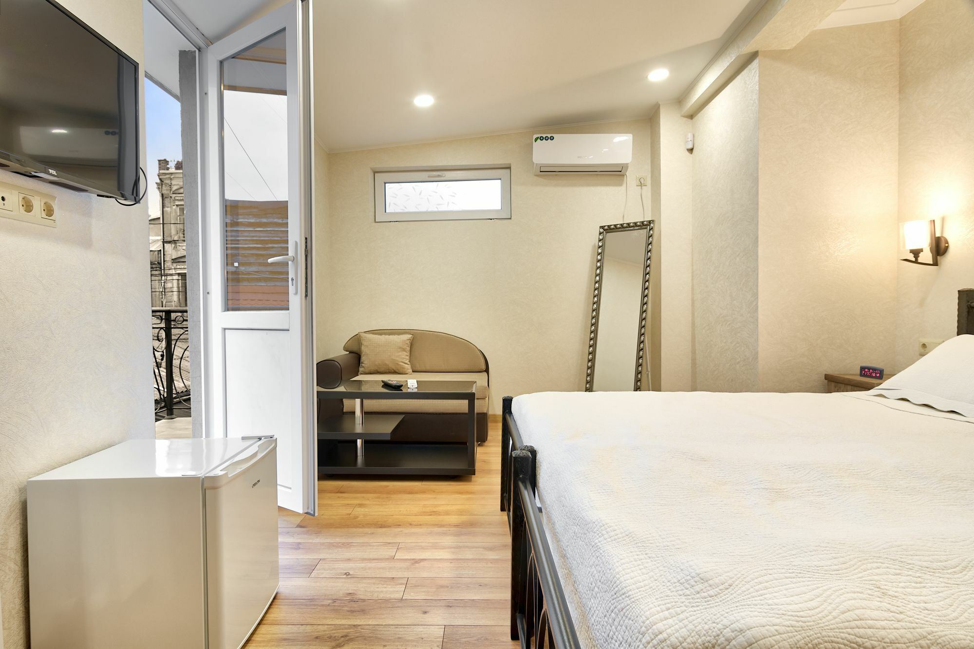 Q&B House Hotel Тбилиси Екстериор снимка