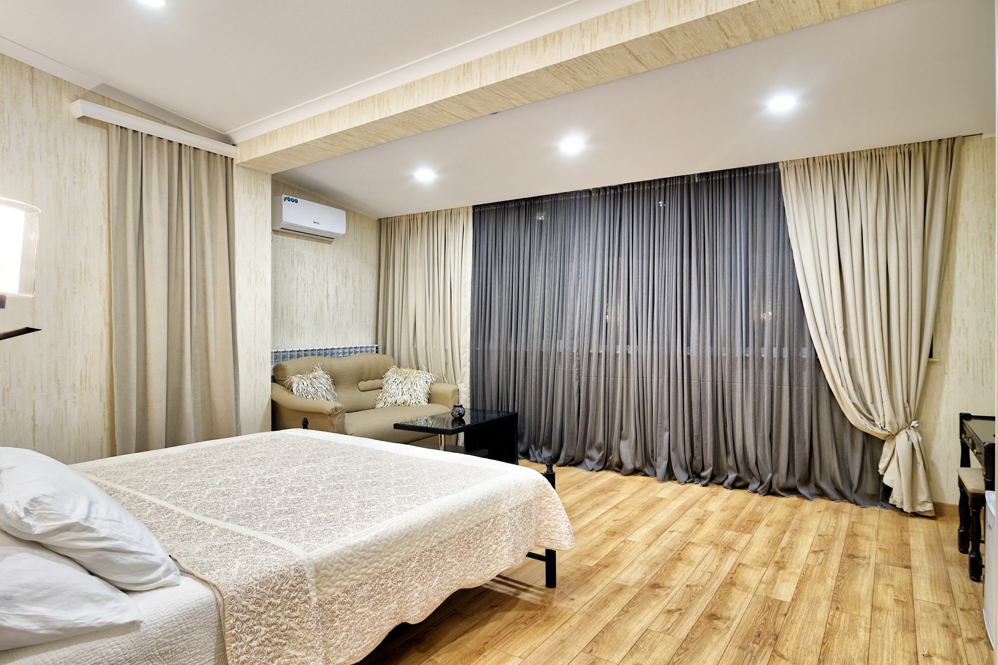 Q&B House Hotel Тбилиси Екстериор снимка